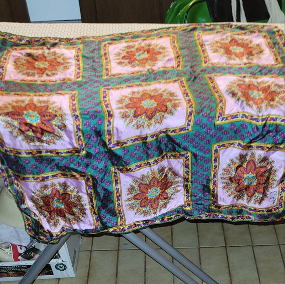 Designer scarfs - Picture 2 of 16